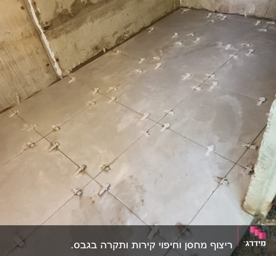 ריצוף חדש עם מרווחים ומחברים על רצפה